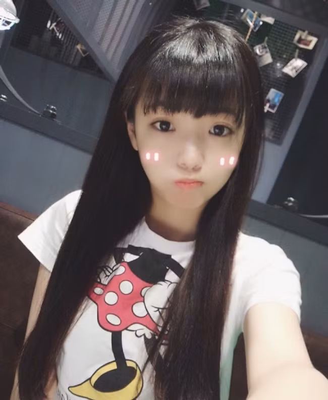 Thời gian trước, cô giáo thực tập với nickname Thập Yêu Tương cũng từng gây sốt mạng Trung Quốc bởi ngoại hình vô cùng trẻ trung, xinh đẹp.