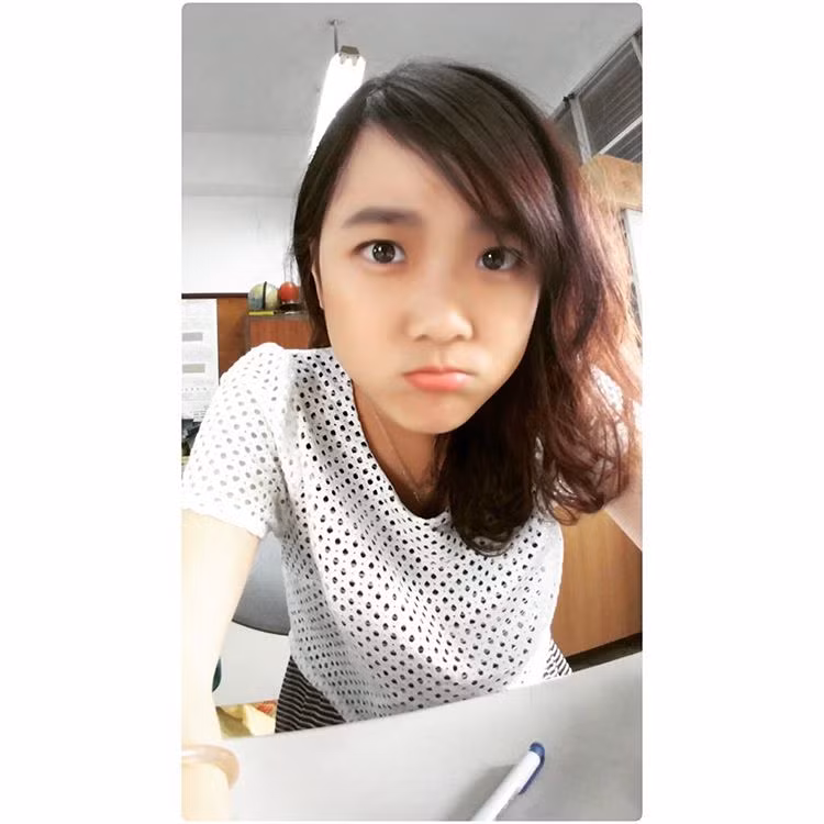 Cô giáo Yaishuan sở hữu vóc dáng nhỏ nhắn, đôi mắt to tròn, long lanh và phong cách thời trang cực teen, cùng với đó là kiểu tạo dáng chụp ảnh ngộ nghĩnh, nhí nhảnh. Chính vì những điều đó mà trang cá nhân của cô giáo trẻ luôn thu hút được lượng lớn người hâm mộ.