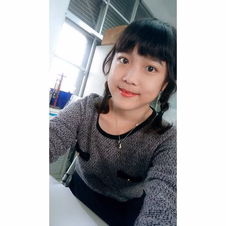 Những bức ảnh chụp tự sướng hàng ngày thường xuyên được cô giáo đăng tải và chia sẻ rộng rãi trên mạng xã hội, nhiều người đã dành cho cô không ít lời ngợi khen trước nhan sắc trẻ trung vượt thời gian của cô.