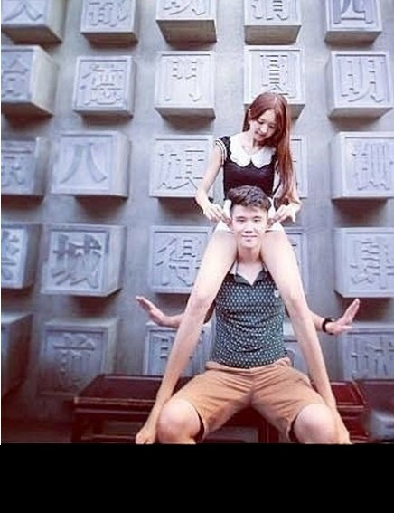 Vài ngày gần đây, dân mạng Việt có truyền tay nhau loạt ảnh chụp một cô gái trẻ có đôi chân thon dài rất dị thường. Độ dài đôi chân cùng khuôn mặt xinh xắn của cô gái trẻ khiến bất kỳ ai trông thấy cũng phải ngạc nhiên. Không ít bạn trẻ Việt Nam đã đặt ra những câu hỏi về tính xác thực của những bức ảnh, săn tìm thông tin cá nhân của cô gái trẻ này để có cái nhìn rõ hơn về một "hiện tượng mạng" mới nổi đồng thời cũng để thỏa mãn trí tò mò của bản thân.