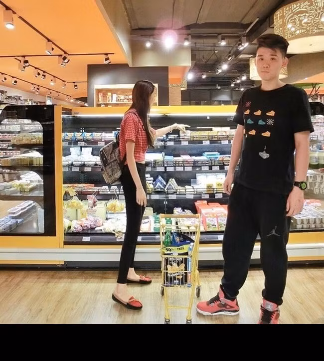 Trong bức ảnh Zan Lou đứng nghiêng người này, đôi chân dài gần như chiếm 2/3 tổng chiều cao cơ thể, dài hơn cả đầu và lưng cô nàng cộng lại, tạo nên điểm bất thường và không cân đối rất dễ nhận ra.