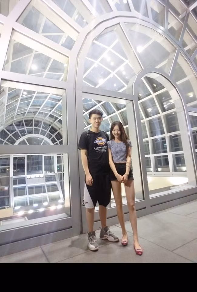 So sánh độ dài phần thân trên và đôi chân của Zan Lou, nhiều dân mạng cho rằng nó rất vô lý, dị thường. Lưng của cô gái trẻ không quá ngắn nhưng nó hoàn toàn không cân đối với đôi chân dài thượt bên dưới. Chính điều này đã khiến Zan Lou được ví như một "người ngoài hành tinh", không giống với bất kỳ cô gái nào khác ở cùng độ tuổi. Ngoài ra, những bức ảnh mà cô gái trẻ này chia sẻ trên trang cá nhân cũng bị cho rằng đã trải qua chỉnh sửa.