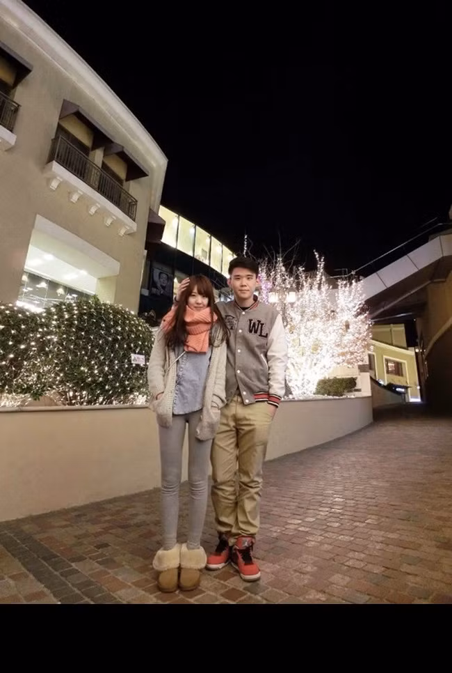 Số đông dân mạng đều cho rằng trước khi đăng tải ảnh lên mạng, Zan Lou đều chỉnh sửa, kéo dài chân của mình ra. Những phần mềm chỉnh sửa ảnh đơn giản, có khả năng kéo dài chân trong chớp mắt không còn là điều quá xa lạ với dân mạng Việt Nam và quốc tế, vì thế không ngoại trừ khả năng cô gái trẻ 19 tuổi đã sử dụng đến những phần mềm này để biến bản thân thành một nhân vật đặc biệt, có vẻ ngoài chẳng giống ai.