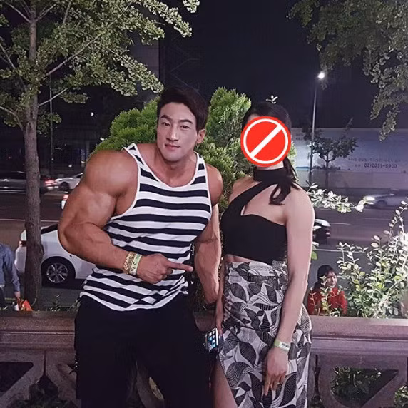 Với những nét đặc biệt ở ngoại hình như thế này, dễ hiểu vì sao chàng trai trẻ nhanh chóng tạo ra cơn sốt ở Hàn Quốc. Anh được rất nhiều dân mạng săn lùng, tìm kiếm thông tin và trang cá nhân. Những tín đồ mê thể dục, thể hình cũng muốn liên lạc với anh chàng này để xin được "chỉ giáo" về cách tập luyện sao cho có một thân hình "khủng" đến vậy. Rất nhanh chóng, những thông tin đầu tiên về "hot boy cơ bắp" người Hàn đã được tiết lộ.