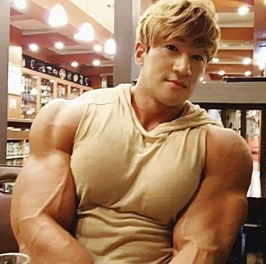 Được biết, hàng ngày Jing Mae dành ít nhất 3 tiếng để tập luyện. Ngoài ra anh còn tuân thủ một chế độ dinh dưỡng riêng được thiết kế khá tỉ mỉ và đòi hỏi sự kiên định, kiên trì theo đuổi đến cùng. Tập luyện đã trở thành một công việc, thú vui không thể thiếu trong cuộc sống của Jing Mae.