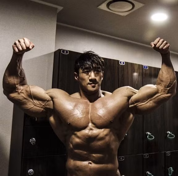 Jing Mae mong muốn trong tương lai anh có thể trở thành người đàn ông cơ bắp, khỏe mạnh nhất Hàn Quốc. Với mục tiêu lớn như vậy nên hiện tại Jing Mae vẫn ngày ngày kiên trì tập luyện với cường độ rất cao khiến nhiều người phải choáng váng.