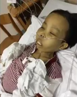 Trong loạt ảnh mới nhất, Trần Sơn vốn đã xấu xí, dị hợm trông lại càng tiều tụy hơn trên giường bệnh. Nhiều dân mạng Trung Quốc còn thẳng thắn bình luận rằng nhìn Trần Sơn hiện tại chẳng khác nào một tử thi. Dường như bệnh tình của "đại gia xấu xí" này sau một thời gian dài đã trở nên trầm trọng hơn.