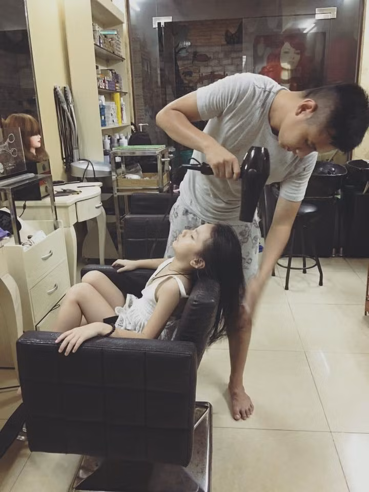 Ngoài ra, chị Ánh cũng chú trọng việc "làm mới" bản thân để anh chồng đảm đang không cảm thấy nhàm chán. Thỉnh thoảng chị Ánh sẽ làm cho mình "xinh bất ngờ" để tạo ra sự thích thú, cảm giác mới lạ cho chồng. Cùng với đó, về lối cư xử của mình dành cho chồng, chị Ánh cũng không chỉ giữ nguyên một kiểu. Bà mẹ 8X cho rằng, phụ nữ đôi khi phải tỏ ra yếu đuối nhưng khi cần vẫn phải tỏ ra thật cứng rắn, mạnh mẽ.