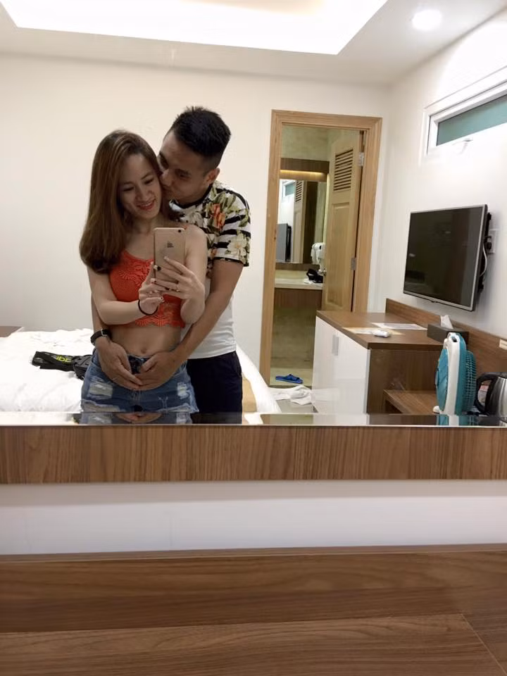 Nhiều dân mạng bình luận rằng, thực sự để tìm một người chồng vàng 10 như anh Quân trong thời buổi hiện nay là một điều vô cùng khó. Không phải người đàn ông nào cũng sẵn sàng làm việc nhà hay giúp đỡ vợ con những việc vặt... nhất là việc duy trì sự lãng mạn, sự ấm áp như ngày mới yêu nhau lại càng khó hơn. Ảnh trong bài: FBNV.