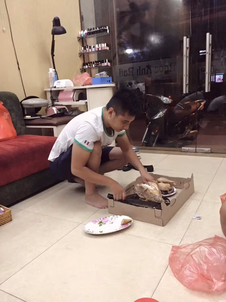 Theo chia sẻ của chị Ngọc Ánh thì ngoài phụ thuộc vào bản tính cần cù, chăm chỉ vốn có của những người đàn ông thì để anh chồng sẵn sàng giúp đỡ vợ, con, biết chăm sóc gia đình hơn cũng cần đến một chút sự khéo léo, thấu hiểu của những người làm vợ trong gia đình. Với riêng chị Ánh, chị đề cao sự nhẹ nhàng, rõ ràng... khi cần chồng giúp việc gì thì nói khẩn khoản nhưng nhẹ nhàng để chồng cảm thấy thoải mái, không có cảm giác mình bị sai bảo.