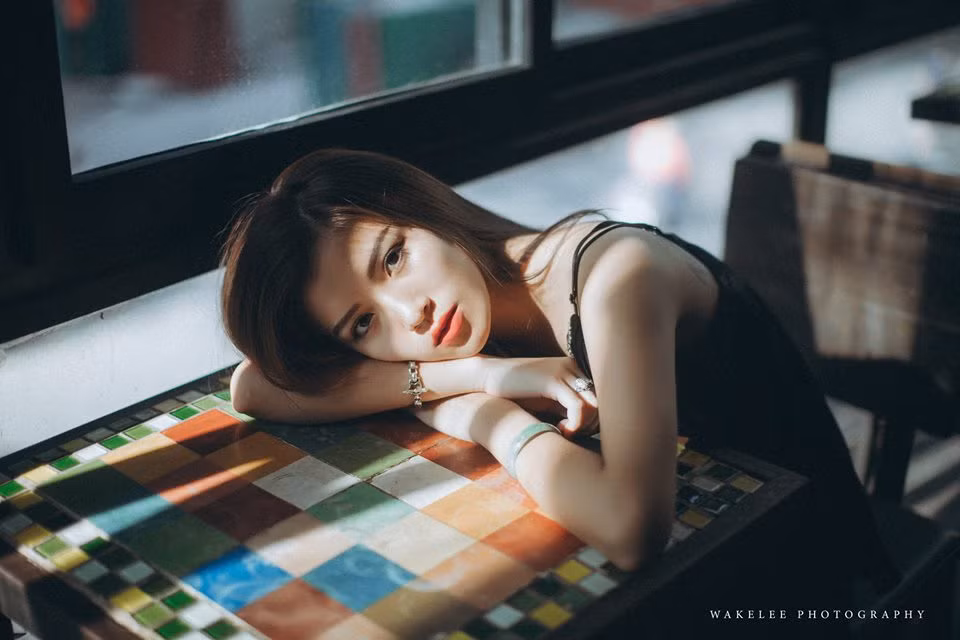 Về chuyện con gái xăm mình nói riêng và thú xăm mình của giới trẻ Việt nói chung, Thùy Dương cũng thoải mái trải lòng: “Xăm hình không phải là đú đởn hay đua đòi! Sự đú đởn và đua đòi, nó chỉ xảy ra trong một khoảng thời gian, chỉ là thấy cái kia đẹp là theo hay thấy người khác có là mình phải có”… Ảnh: Lee Wake Photography.