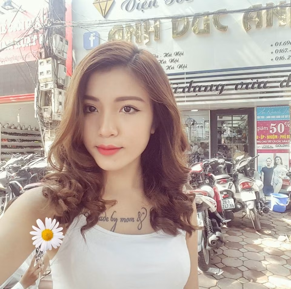 Ngoài hình xăm người mẹ quá cố trên lưng, Thùy Dương còn sở hữu 3 hình xăm khá ấn tượng khác. Đáng nói đến nhất là hình xăm dòng chữ “Made by mom and dad” ở trước ngực. Hình xăm này như muốn thể hiện sự tự hào của bản thân Thùy Dương khi mình là một sự kết hợp đầy ý nghĩa của bố và mẹ.