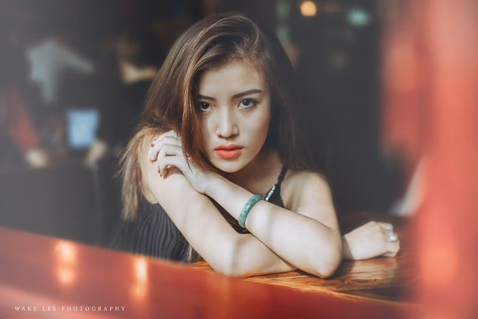 Về ý nghĩa của hình xăm trên lưng, Thùy Dương tâm sự: “Mỗi hình xăm luôn có một ý nghĩa riêng của nó, mỗi người xăm hình đều có một lý do để giải thích cho hình xăm của bản thân mình. Dù mỗi người lại thích những hình xăm khác nhau nhưng suy cho cùng, những hình xăm đó không phải là tùy tiện thích thì xăm vào mà chúng đều mang một ý nghĩ riêng đối với mỗi người”. “Ngày mình xăm hình mẹ lên lưng để cõng mẹ, bố như đã khóc vì xúc động… Đó là hình xăm mà mình mong muốn mẹ sẽ luôn dõi theo và được an ủi đi phần nào mỗi khi mệt mỏi trên mọi chặng đường". Ảnh: Lee Wake Photography.