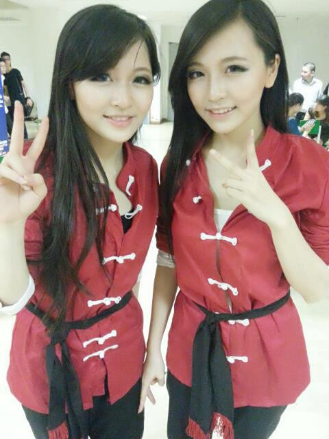 Sinh năm 1996, nhưng hai chị em rất nhí nhảnh và thường xuyên trêu chọc lẫn nhau. Trong các cuộc thi do trường tổ chức, Mỹ Huyền thường vượt qua em để giành giải nhất. Cô chị từng xuất hiện trong quảng cáo sản phẩm của một thương hiệu Hàn Quốc tại Việt Nam.