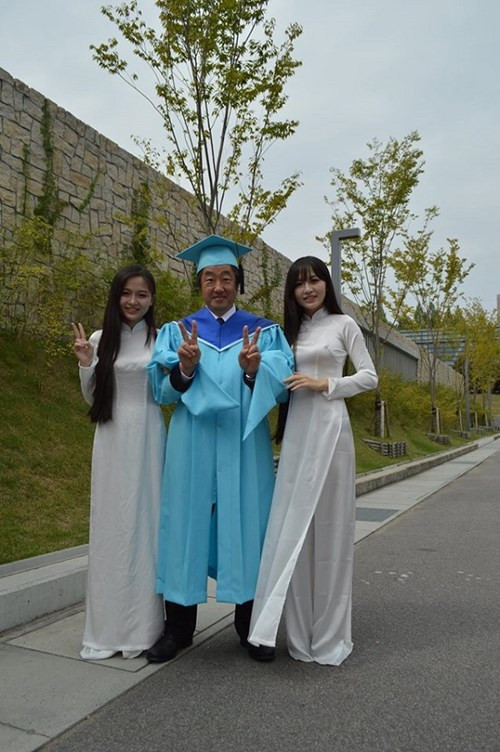 Tìm hiểu kỹ hơn về nhóm bạn này, ngoài Quỳnh Trang là gương mặt hoàn toàn mới thì Mỹ Huyền – Huyền Trang lại là cặp chị em song sinh khá quen thuộc với cộng đồng giới trẻ Việt và dường như không du học sinh Việt nào ở Nhật là không biết đến hai chị em họ Nguyễn này. Mỹ Huyền và Huyền Trang đồng sinh năm 1996 tại Hà Nội, cả hai đều có vẻ ngoài xinh xắn tựa các hot girl, có thành tích học tập đáng nể và sự năng động hợp với thời đại.