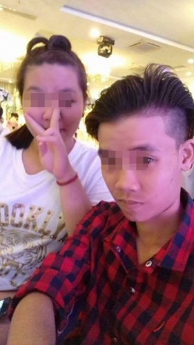 Trong hậu trường, cô dâu và chú rể trẻ tuổi còn có một số bức ảnh “tự sướng” cùng nhau, qua đó càng thấy rõ hơn sự chênh lệch, khác biệt về tuổi tác thể hiện qua những đường nét trên khuôn mặt. Nhiều dân mạng cho rằng chú rể mới thực sự là người phù hợp với năm sinh 2003 hơn là cô dâu.