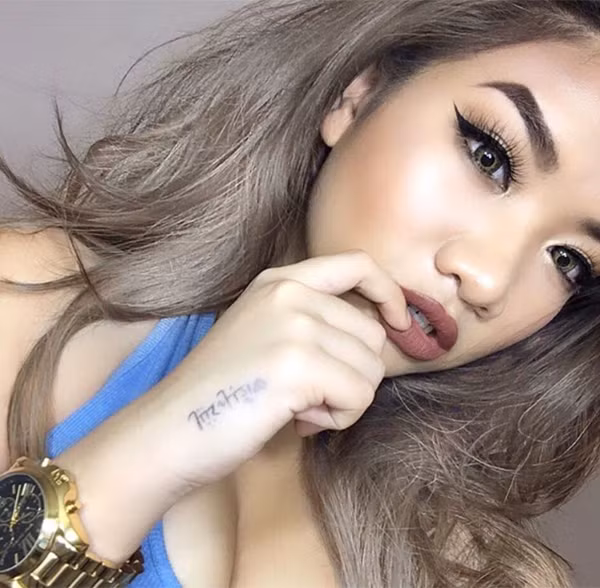 Là con gái gốc Việt nhưng Trân Phạm lại sở hữu thân hình gợi cảm, nảy nở đầy sức sống kiểu châu Mỹ. Hiện tại cô hot girl mới nổi này đang sinh sống tại Houston, Texas, Mỹ và đang có ý định học tập, rèn luyện để vươn mình trở thành một ngôi sao thời trang thực sự.