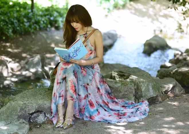 Trong suốt thời gian đi học ở Pháp, Amanda Huỳnh vẫn làm thêm để kiếm thêm thu nhập, học hỏi và trải nghiệm thêm. Cô gái trẻ làm không từ một công việc gì từ phục vụ bàn, rửa chén, đứng quầy, tính tiền, bán hàng, thư ký, trợ lý... Dù vất vả và đòi hỏi việc tính toán, thu xếp quỹ thời gian thật cẩn thận nhưng Amanda Huỳnh vẫn luôn vui vẻ, tâm huyết với những gì mình đã chọn, những công việc trên dù đều là lao động chân tay nhưng nó cũng giúp cô có được thêm nhiều kỹ năng hữu ích trong cuộc sống.