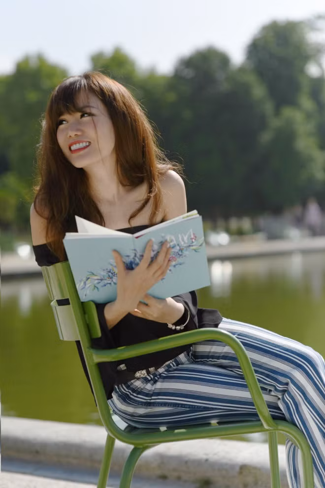 Năm nay 28 tuổi, đã có được tấm bằng Tiến sĩ ngành Luật Kinh tế ở Pháp, Amanda Huỳnh trở thành niềm tự hào của gia đình, người thân và vô số bạn bè. Về khía cạnh cá nhân, nhờ thành tích, trình độ học vấn uyên thâm mà Amanda Huỳnh có được nhiều công việc với mức lương trong mơ, những vị trí quan trọng trong các công ty, tập đoàn nổi tiếng.