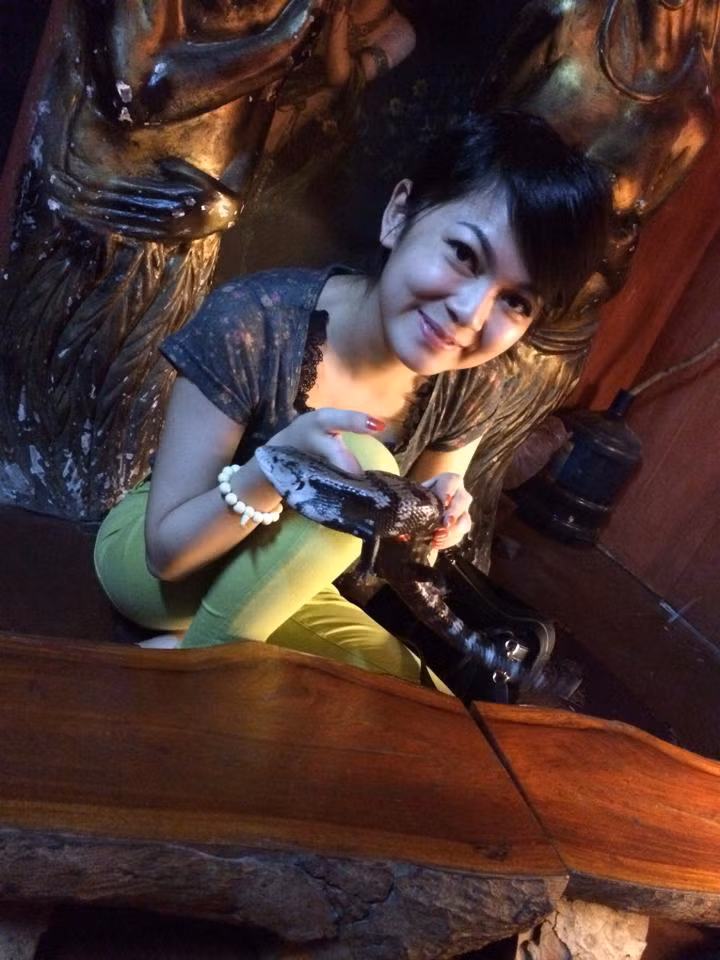 Mê chơi chim và đặc biệt “nghiện” đi du lịch, Phương Thảo thể hiện cái “máu xê dịch” của mình bằng những chuyến đi du hí ở nhiều vùng miền, quốc gia khác nhau. Theo tiết lộ của cô gái trẻ, có thời gian cô khiến gia đình, bố mẹ lo lắng, sốt ruột khi đi triền miên, chẳng mấy khi có mặt ở nhà.