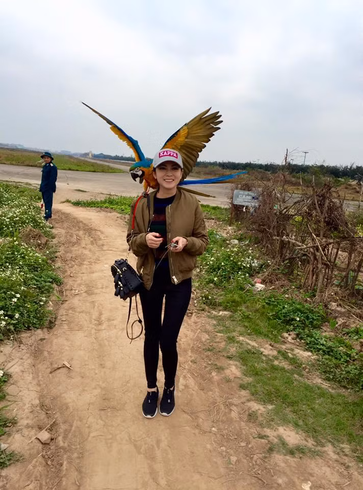 Đến với môn chơi chim cảnh như một niềm đam mê, Phương Thảo chăm sóc những chú chim bằng sự yêu thích thực sự của mình, không phải chỉ để “làm màu”, kiếm danh hão hay tạo nét khác biệt cho bản thân như nhiều người ãn nghĩ. Tuy nhiên, thân là một cô gái mới đôi mươi lại đi “chơi trò của những ông già”, Phương Thảo cũng gặp ít nhiều rắc rối, những lần bị hiểu lầm dở khóc dở cười.