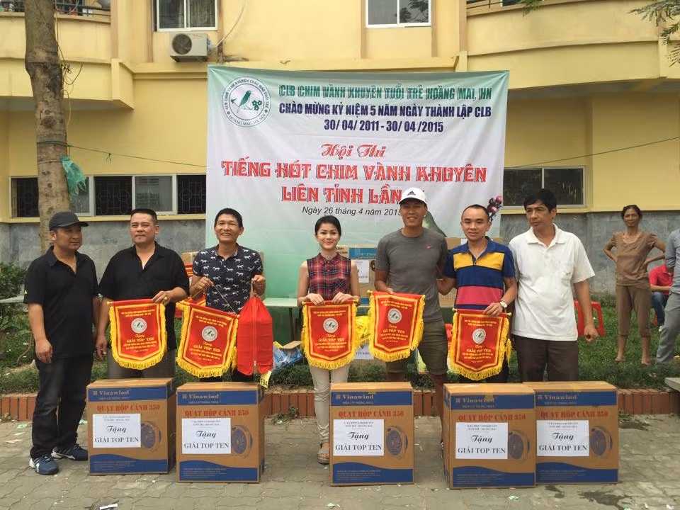 Nhờ đam mê và sự hết mình với thú chơi chim mà Phương Thảo đã giành được khá nhiều giải thưởng, chiến thắng trong nhiều cuộc thi về chim cảnh. Nhìn cô gái trẻ tuổi, xinh như hot girl đứng giữa một dàn các anh, các chú, các ông nhận giải thưởng thi chim… có thể cảm nhận được sự khác biệt rất thú vị, những niềm vui “có một không hai” mà Phương Thảo được trải nghiệm.