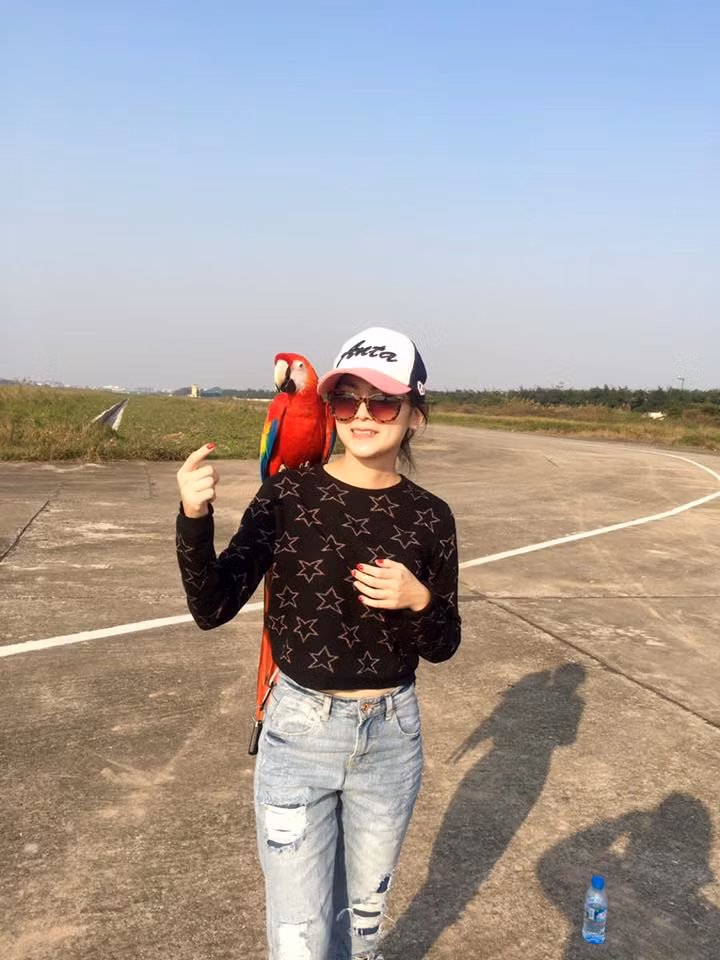 Dù không cố gắng “làm màu” nhưng nhờ sự khác biệt bộc lộ một cách tự nhiên của mình, Phương Thảo trở nên nổi tiếng không chỉ trong giới những người thích chơi chim cảnh, mà trong mắt nhiều bạn bè, cô gái 20 tuổi xinh đẹp này cũng vô cùng đặc biệt. Tuy nhiên, theo chia sẻ của Phương Thảo, việc “nổi tiếng quá” cũng khiến cô đôi khi cảm thấy phiền phức khi nhiều người cho rằng Thảo muốn mượn thú chơi chim để “trở thành hot girl” hoặc “gây chú ít, hút like để bán hàng online”.