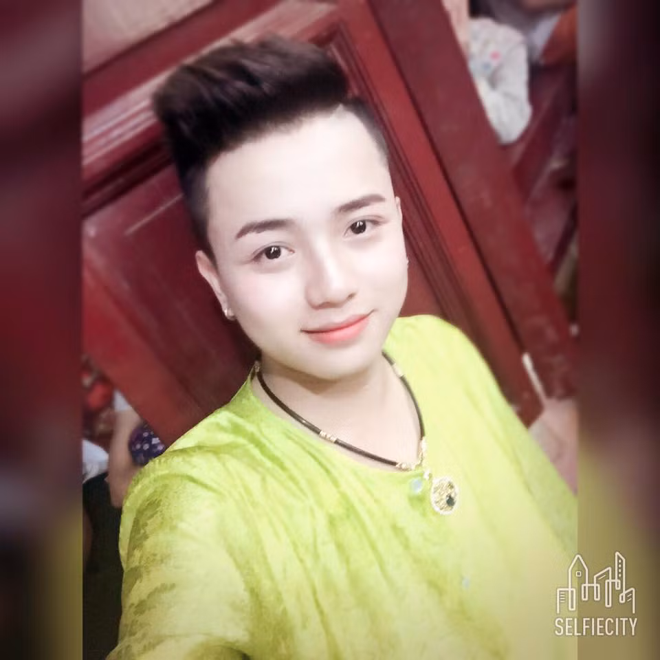 Để làm được điều này, trước mắt Hoàng Quốc Việt tiết lộ cậu đang rất tập trung, cố gắng hoàn thành tốt việc học tập tại trường, song song đó là đẩy mạnh hơn nữa hoạt động kinh doanh để tăng thu nhập, tăng vốn sống và trải nghiệm, kinh nghiệm cho bản thân.