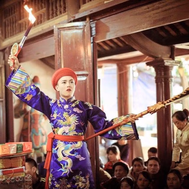 Theo tiết lộ của Quốc Việt, người làm công việc hầu đồng không phải muốn là được. Ngoài một mối nhân duyên để đến và làm quen với nghề thì cô, cậu đồng nào cũng cần có kiến thức, am hiểu và tình yêu với văn hóa dân gian Việt Nam. Những nghi lễ, trang phục, cách thức thờ phụng là một phần của văn hóa dân gian Việt Nam nên bản chất hoạt động hầu đồng không hề xấu…