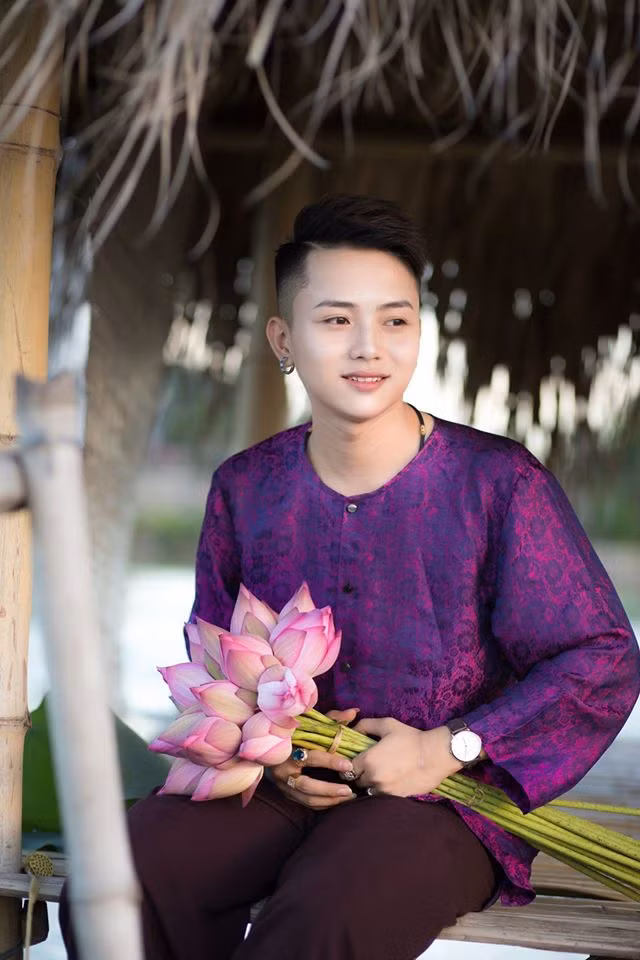 Hiện tại, ngoài đi học và hầu đồng, Hoàng Quốc Việt còn kinh doanh, bán hàng trên mạng. Cậu đồng điển trai có sở thích với những món trang sức có thiết kế tinh xảo như vòng, lắc tay, nhẫn ngọc… Đôi khi bị nhiều người nhận xét là “đồng bóng”, nhưng vốn coi đây là sở thích, đam mê cá nhân nên Quốc Việt vẫn theo đuổi, bất chấp những lời nhận xét có phần chủ quan trên.