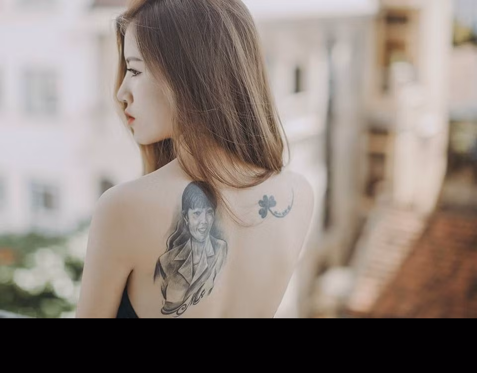 Tam su cua co gai 9X xam hinh me qua co tren lung