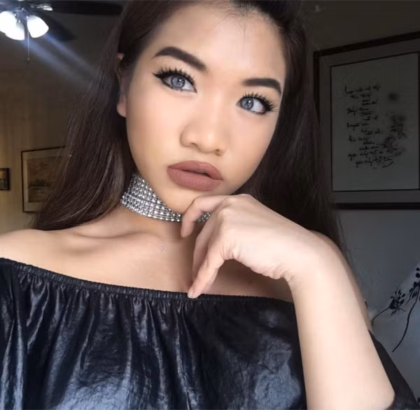 Do hiệu quả từ phong cách trang điểm riêng nên Trân Phạm luôn trông già dặn, trưởng thành hơn trong những bức ảnh của mình. Ở một khía cạnh khác, Trân Phạm được nhiều dân mạng nhận xét là có khuôn mặt rất giống với "thánh makeup" 17 tuổi đình đám Bretman Rock.