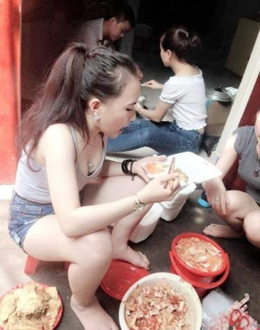 Mới đây, bức ảnh chụp lén một thiếu nữ Việt ngồi xổm ăn quà vặt ở gánh hàng rong trên vỉa hè bất ngờ gây sốt trên mạng xã hội Trung Quốc. Trang CK101 - một trang giải trí chuyên tổng hợp hình ảnh của những cô gái trẻ xinh đẹp đã có bài đăng về cô gái Việt có dáng ngồi rất thoải mái, tự nhiên này, thu hút hàng nghìn lượt xem, chia sẻ chỉ trong khoảng thời gian ngắn.