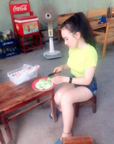 Nhìn qua bức ảnh chụp lén đang gây sốt trên mạng Trung Quốc, có thể thấy ngay cô gái Việt trong đó có ngoại hình khá ưa nhìn. Nổi bật nhất cô gái này là làn da trắng hồng không tì vết, nõn nà vô cùng quyến rũ. Ngoài ra, do góc chụp chếch từ trên xuống và nhân vật chính mặc áo hai dây nên những đường cong ở vòng một lộ khá rõ càng làm tăng độ hot của bức ảnh trên mạng xã hội.