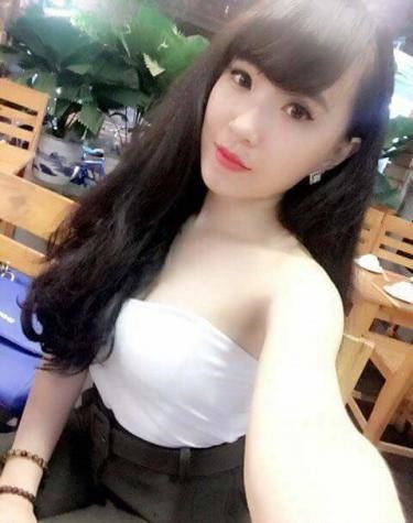 Xem thêm những hình ảnh khác mà dân mạng truyền tay nhau, có thể thấy cô gái Việt đang khiến dân tình phát sốt có phong cách ăn mặc khá gợi cảm. Cô nàng thường chọn những trang phục ngắn hoặc bó sát để mặc ra đường.