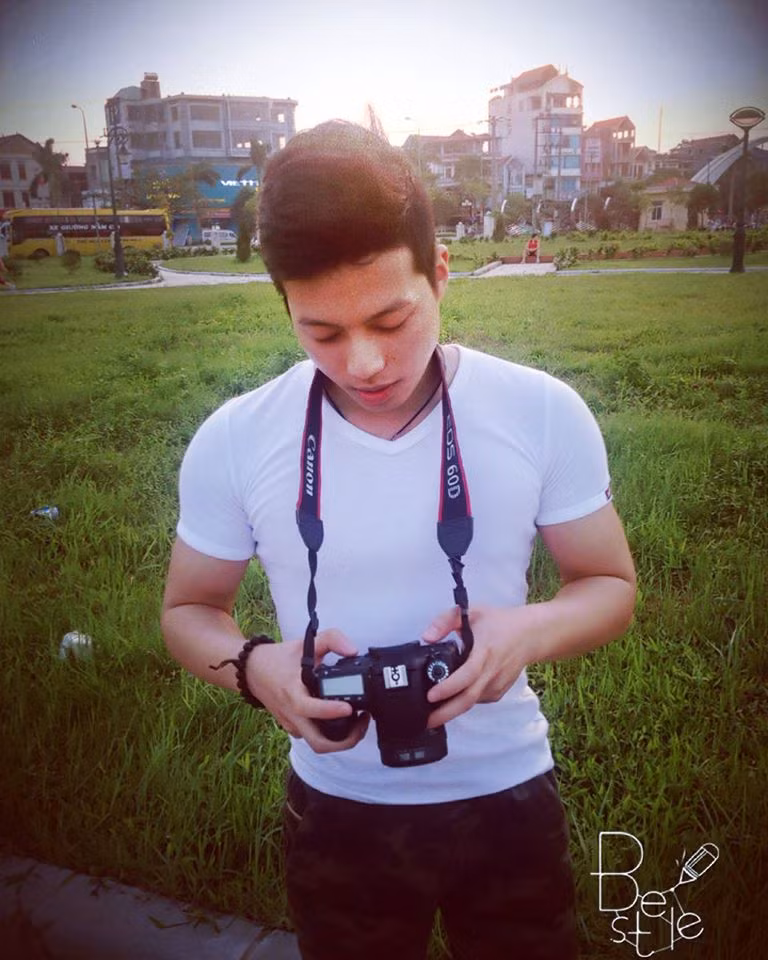 Sơn Khôi thường xuất hiện bên chiếc máy ảnh ...