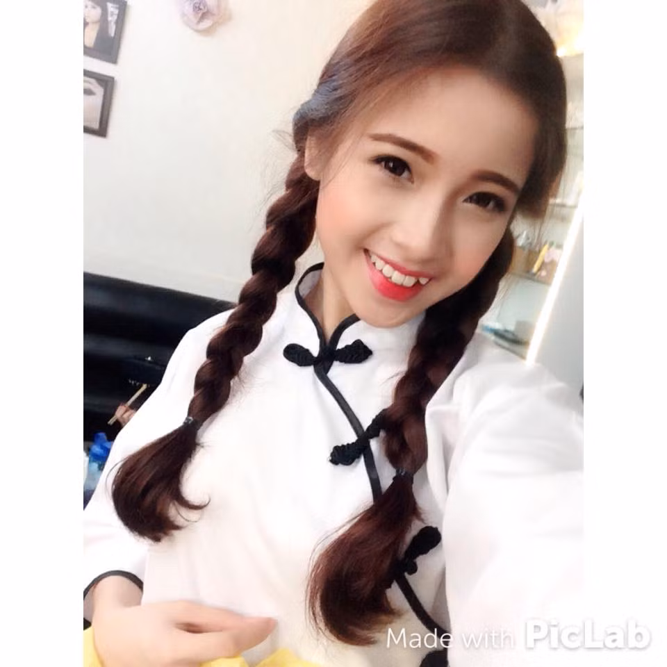 Thanh Tú kinh doanh thời trang trên mạng, cô có một shop online với số lượng khách hàng theo dõi, khách quen đông đảo. Thanh Tú với lợi thế ngoại hình cũng thường xuyên tự làm mẫu quảng cáo, giới thiệu các sản phẩm của mình.