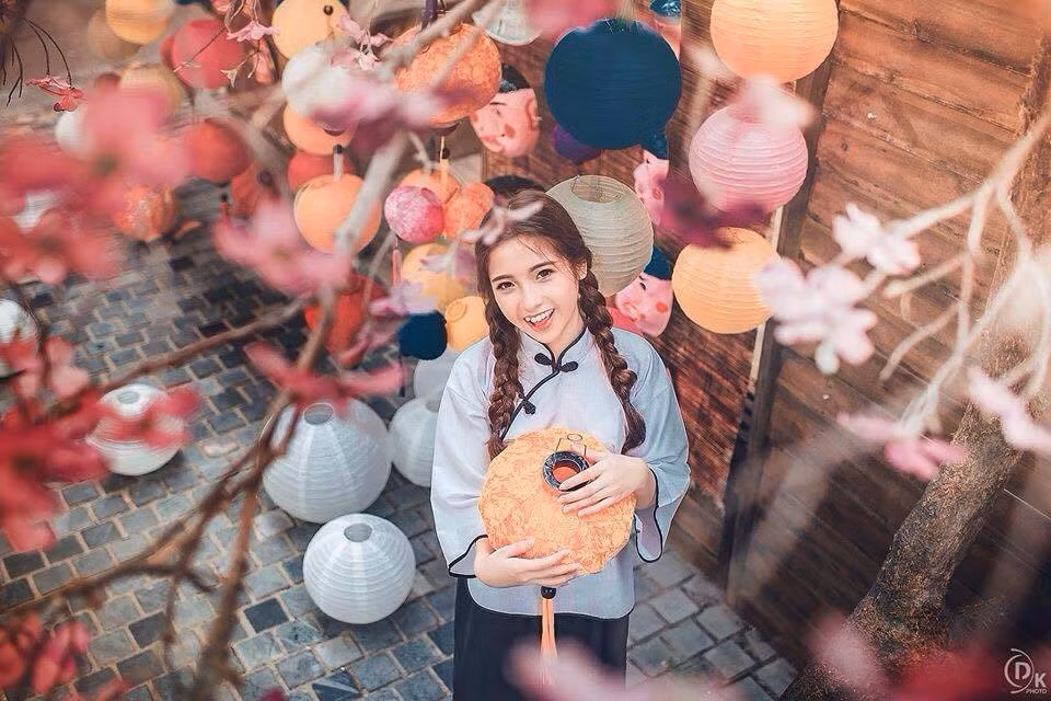 Vốn là một 9X năng động, yêu thích sự độc lập, Thanh Tú hiện đang kinh doanh trên mạng, kiếm tiền tự lo toan cho cuộc sống và phụ giúp gia đình. Khởi đầu bằng tiền vốn là những đồng tiền mừng tuổi Tết, từ những năm học cấp 3 đến nay Thanh Tú đã có mức thu nhập khoảng 30 triệu/tháng khiến nhiều bạn trẻ khác khâm phục.