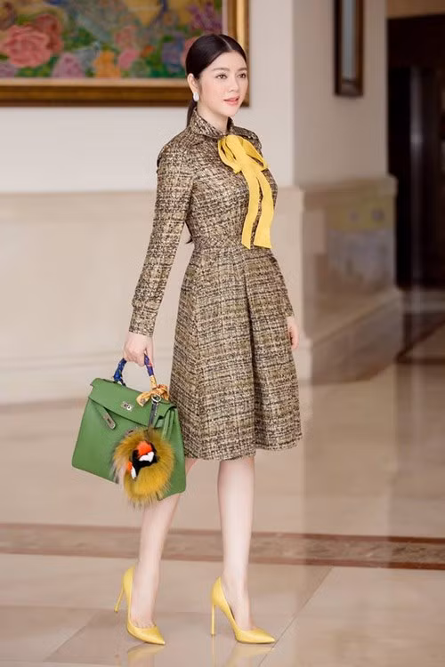 Đến bất cứ địa điểm du lịch nào, Lý Nhã Kỳ cùng lựa chọn những dịch vụ đắt đỏ xa hoa nhất. Cô cũng là người đẹp Việt hiếm hoi sở hữu siêu xe Rolls-Royce cùng nhiều phương tiện di chuyển có giá trị khác. 