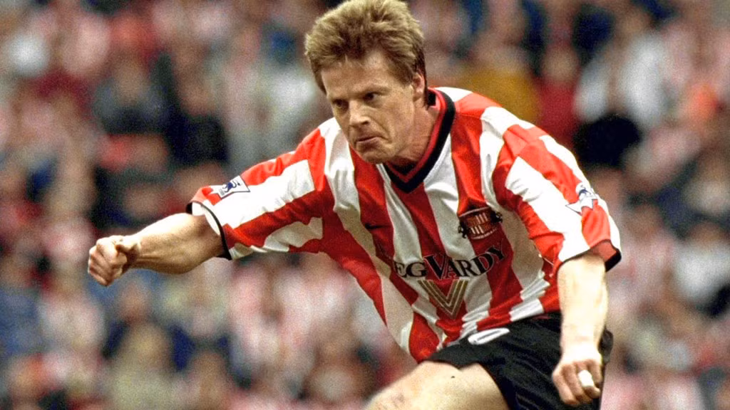 Cấm bay vào vũ trụ: Stefan Schwarz gia nhập Sunderland ở mùa hè 1999 với mức phí chuyển nhượng 4 triệu bảng. Bên cạnh những điều khoản thông thường khác, cựu tuyển thủ Thụy Điển buộc phải cam kết không được bay vào không gian trong thời gian thi đấu tại The Light. Tất cả xuất phát bởi đam mê chinh phục vũ trụ của chàng tiền vệ thần tượng nhà du hành nổi tiếng người Nga, Yuri Gagarin. Thậm chí Schwarz từng đăng ký tham gia một chuyến bay vào không gian với mục đích thương mại.