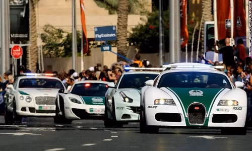 Ngop voi dan sieu xe dat nhat the gioi cua canh sat Dubai