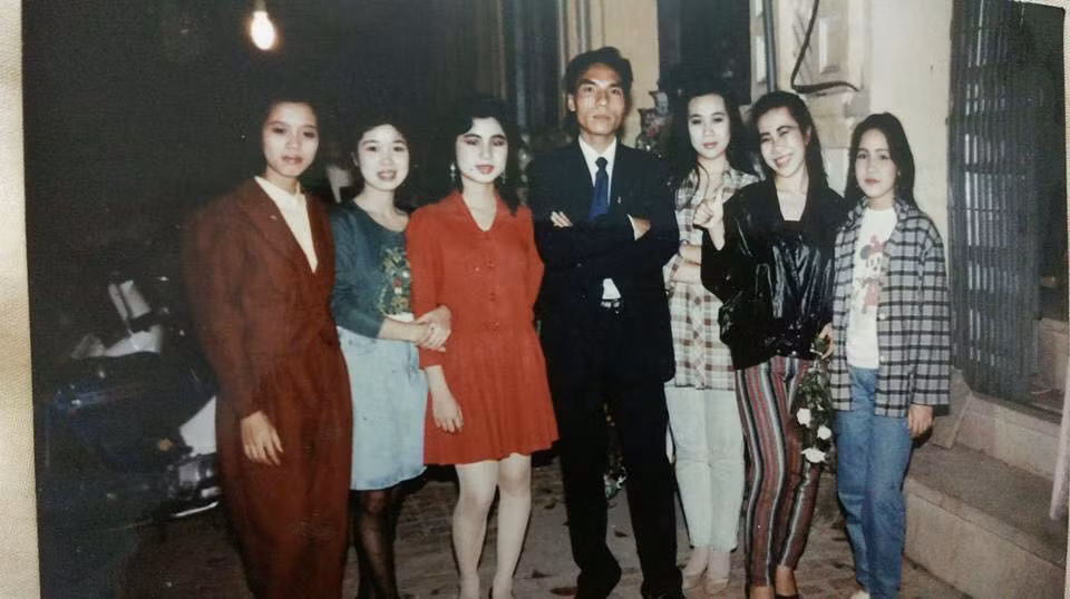 Có ai nhận ra cô gái cá tính, tóc dài mặc quần bò mix cùng áo phông trắng và khoác ngoài kẻ ca rô ngoài cùng là nữ Diva nhạc Việt? 