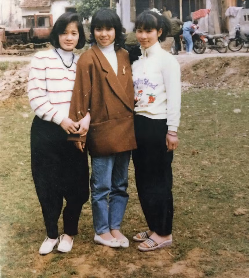 MC Thảo Vân cũng hào hứng ôn lại kỉ niệm 25 năm trước: "Cô cháu gái lục lại cái ảnh này, 25 năm trước, 1992. Tóc xoăn tứ tung - lý do không để được dài. Ôi thời gian... giờ chúng nó đã có con lớn đùng, còn mình thì... thôi chả tả nữa!".