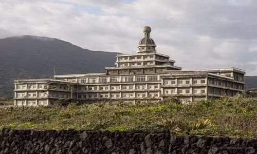 Khách sạn Hoàng gia Hachijo - khách sạn lớn nhất Nhật Bản một thời mở cửa năm 1963 trên hòn đảo núi lửa Hachijojima, từng được coi là “Hawaii của Nhật Bản”. Hòn đảo này cách thủ đô Tokyo 280km, giúp nó trở thành địa điểm du lịch thuận tiện, nhưng vẫn đủ xa để du khách cảm nhận được sự khác biệt. 