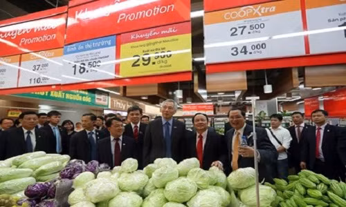 Ong Ly Hien Long dang video tham VN voi nen nhac Ly ngua o