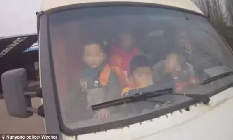 Trung Quoc: O to 19 cho nhoi 74 tre mam non gay soc