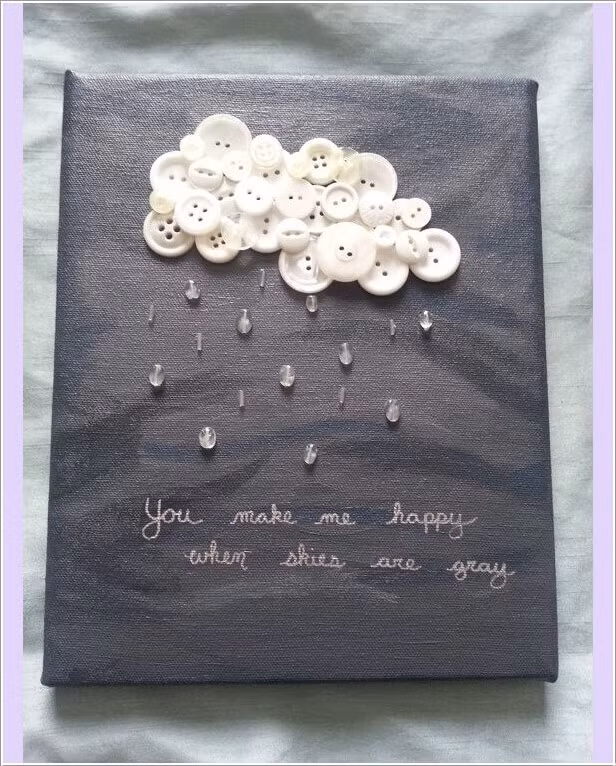 Với khung tranh bằng giấy hay vải được dán sẵn, bạn có thể gắn thêm những chiếc cúc tạo hình đám mây. Thêm những hạt mưa từ chuỗi hạt mua sẵn. Và những thông điệp từ bút ánh nhũ sẽ mang đến vẻ đẹp ấn tượng cho tường nhà. Bạn thấy không, vừa rẻ lại làm đẹp cho ngôi nhà? 