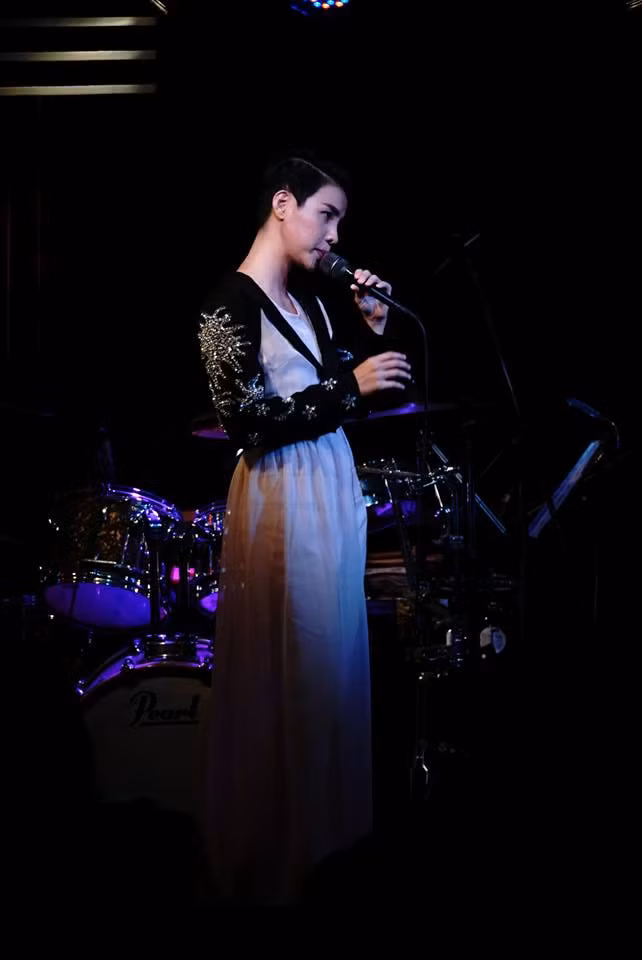 Trong một buổi biểu diễn ngày 24/3, Vũ Cát Tường đã đem đến cho khán giả một không gian âm nhạc sâu lắng và giàu cảm xúc tại một phòng trà. Đã quá quen với hình tượng "tomboy" của Vũ Cát Tường, người xem đã bất ngờ cực độ với bộ trang phục trong đêm diễn của cô. 