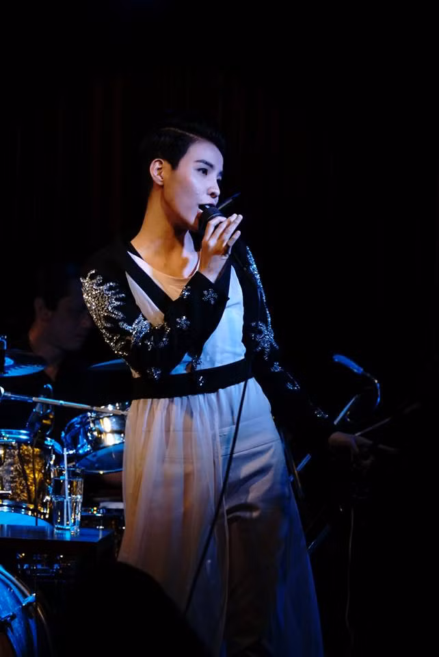 Thực ra Vũ Cát Tường chỉ diện một tấm voan mỏng màu hồng giả váy quấn quanh người. Ở bên trong, cô vẫn diện quần dài, áo phông. 