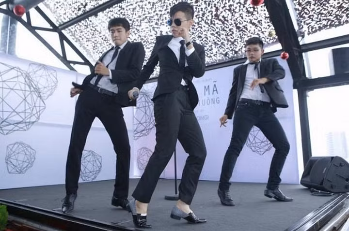 Chủ nhân hit "Yêu xa" thường diện những trang phục vest tại các sự kiện.